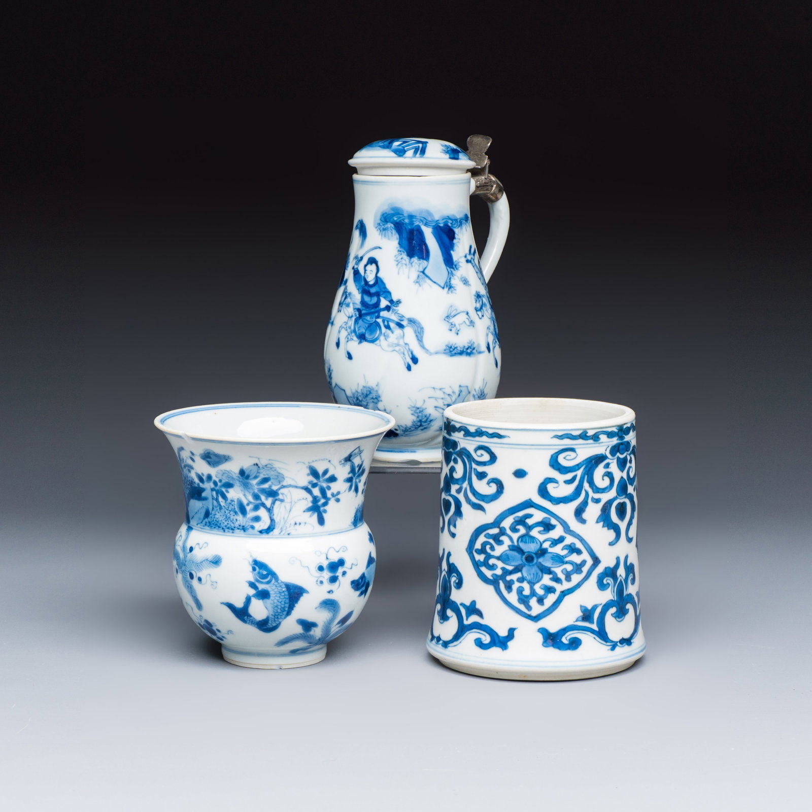 Three Chinese blue and white wares, Jiajing mark, Kangxi: Three Chinese blue and white wares, Jiajing mark, Kangxi H.: 14,7 cm | the tankard, incl. lid H.: 10,1 cm | the smallest vase