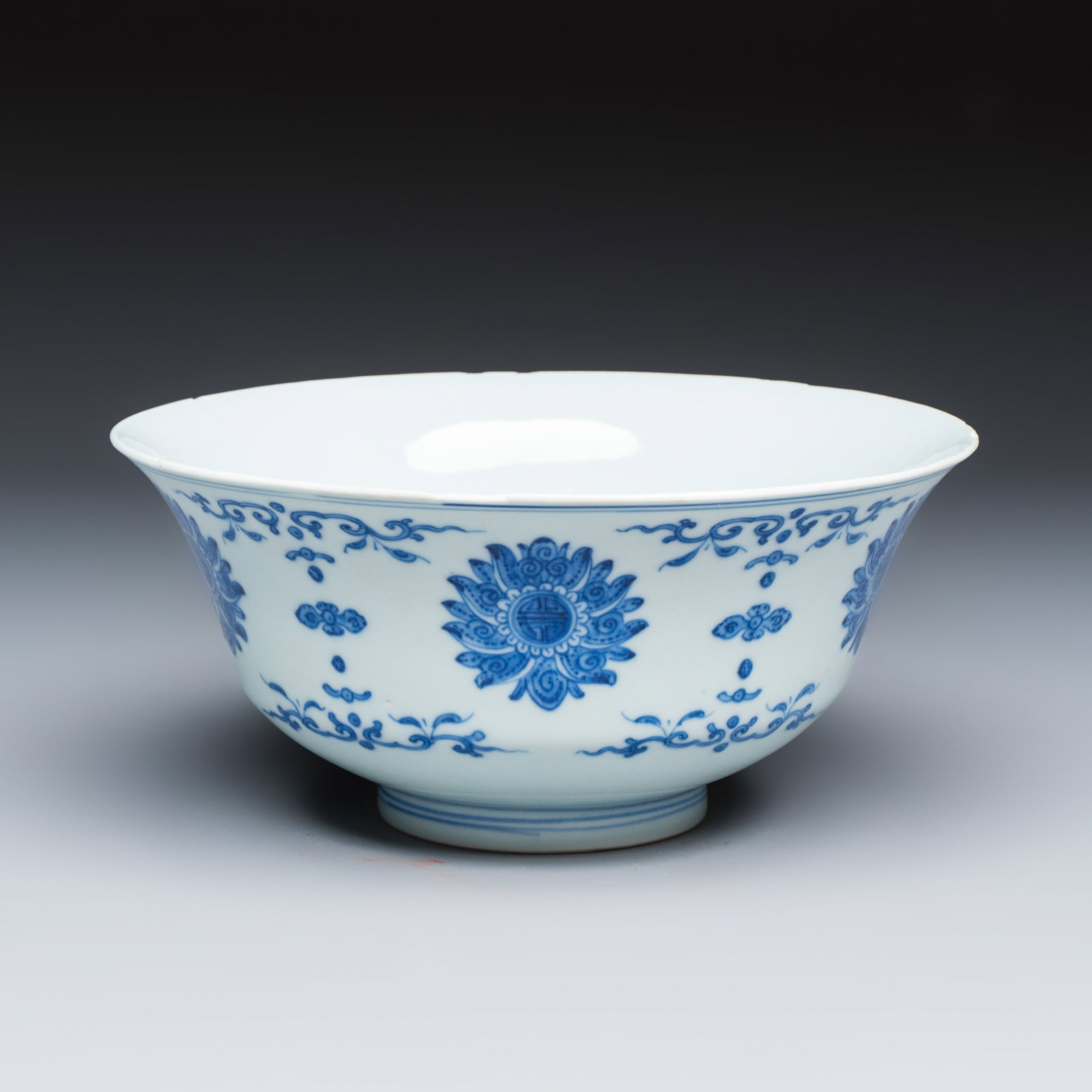 A Chinese blue and white 'Lotus' bowl, Qianlong mark and of the period: A Chinese blue and white 'Lotus' bowl, Qianlong mark and of the period Dia.: 19,7 cm - H.: 9 cm