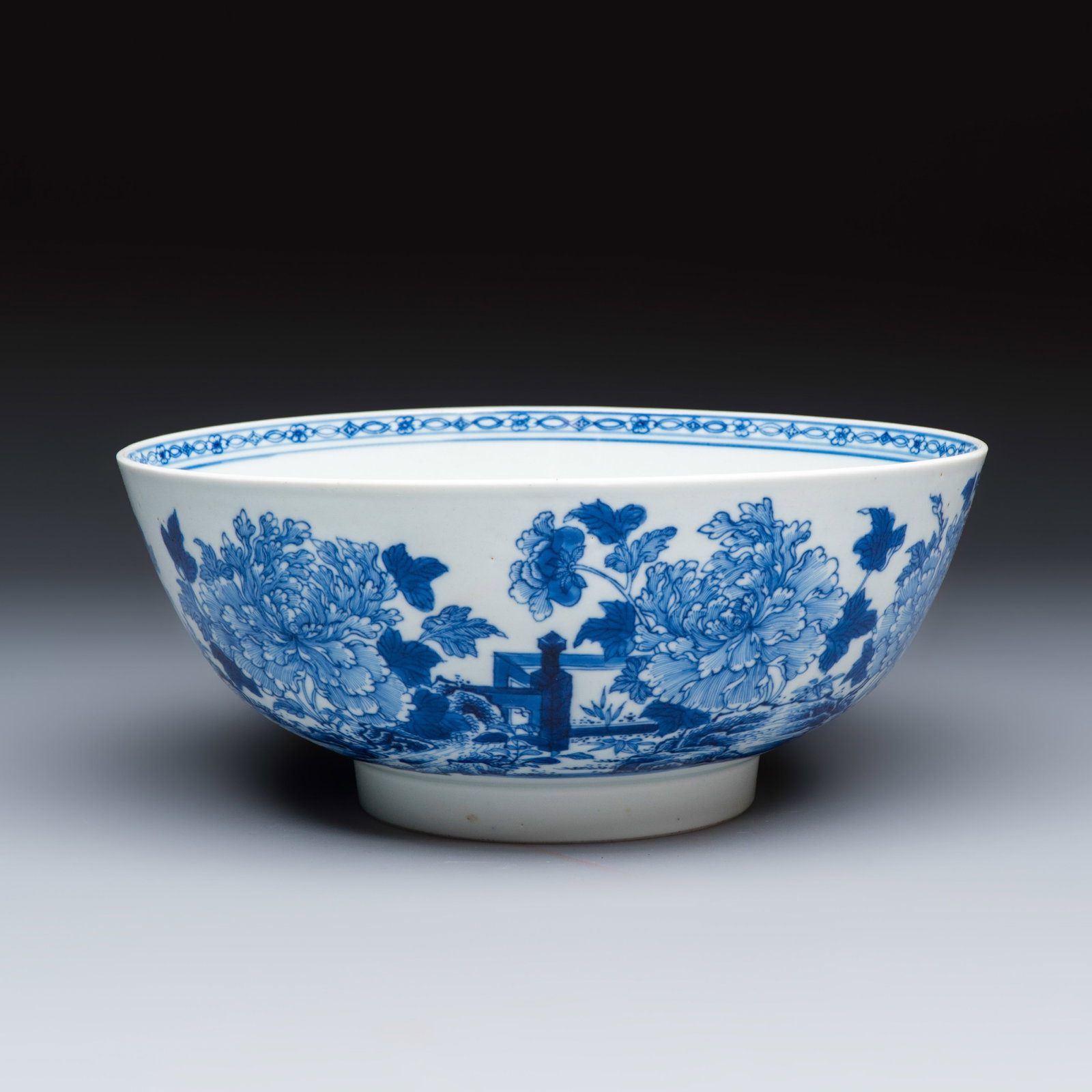 A fine Chinese blue and white 'Peonies' bowl, Qianlong: A fine Chinese blue and white 'Peonies' bowl, Qianlong Dia.: 26 cm - H.: 11 cm