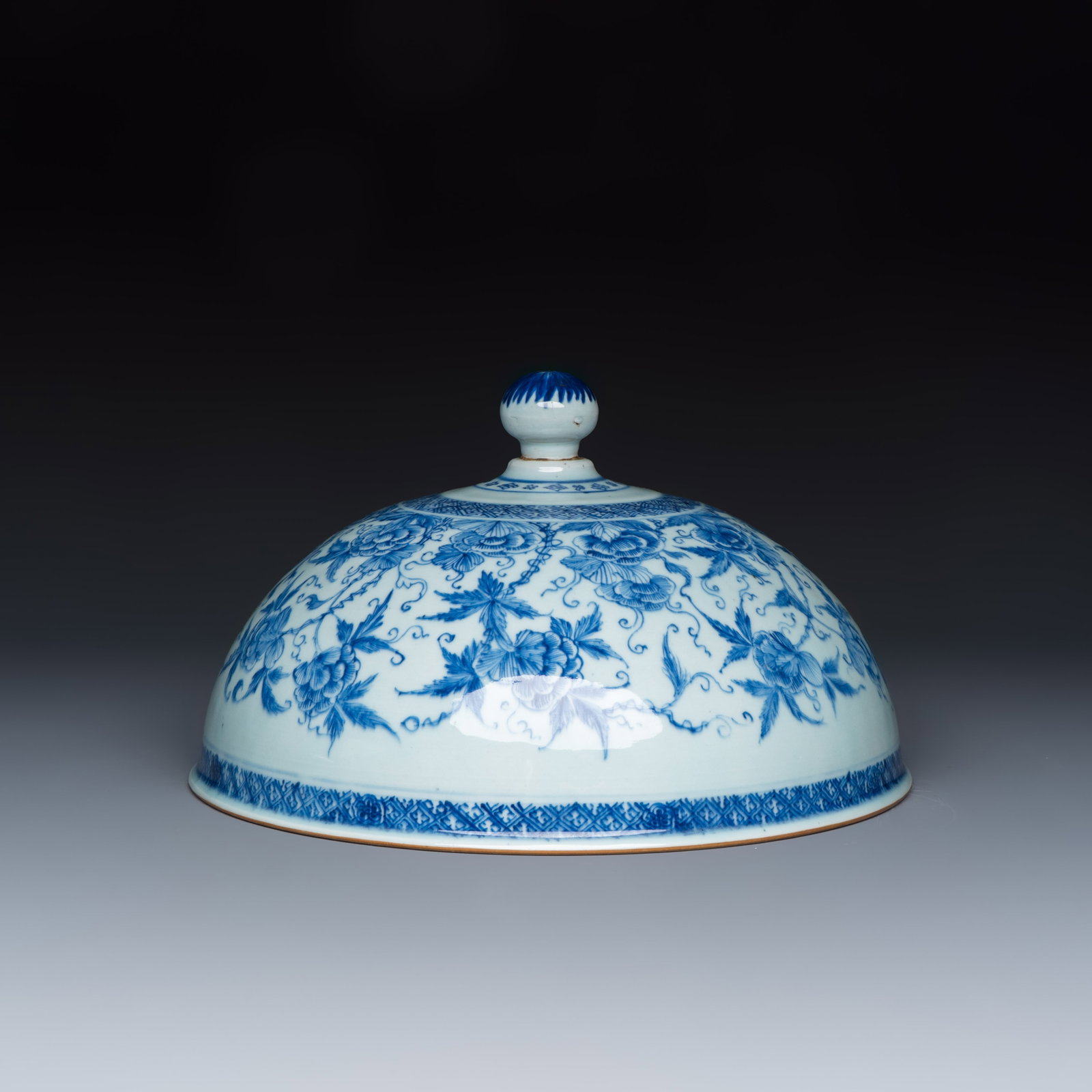 A Chinese blue and white cloche or domed cover with peonies, Qianlong: A Chinese blue and white cloche or domed cover with peonies, Qianlong Dia.: 31,4 cm - H.: 19,5 cm
