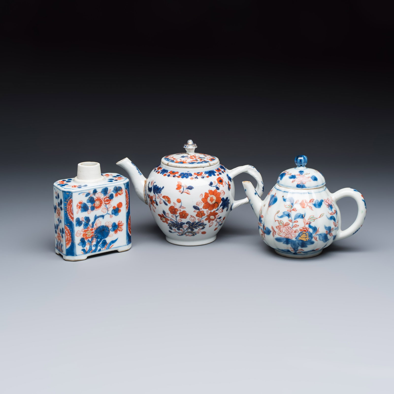 Two Chinese Imari-style teapots and a tea caddy, Kangxi (1 of 13)