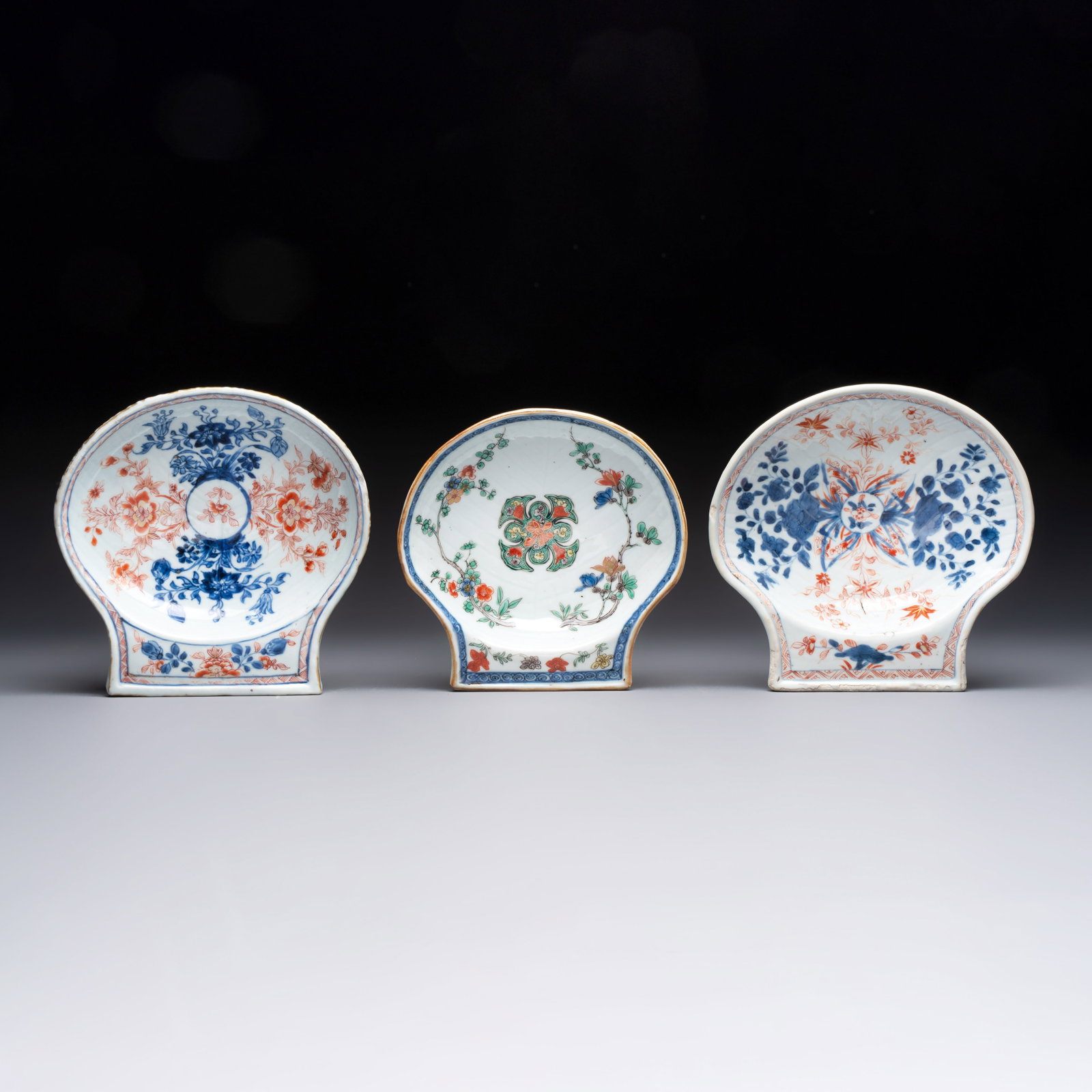 Three Chinese famille verte and Imari-style shell-form dishes, Kangxi (1 of 2)