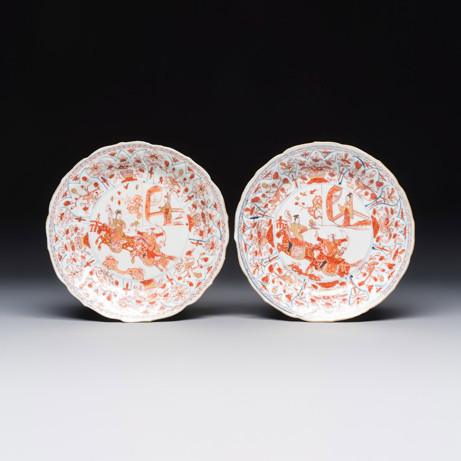A pair of Chinese gilt iron-red-decorated plates, Kangxi: A pair of Chinese gilt iron-red-decorated plates, Kangxi Dia.: 22,4 cm