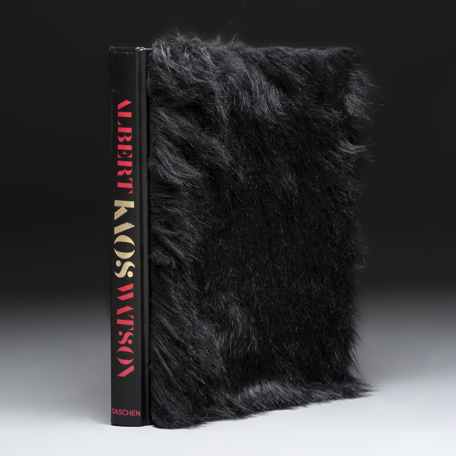 Albert Watson (1942): 'KAOS', a sample copy with faux chimpanzee fur fitting, Taschen, 2017: Albert Watson (1942): 'KAOS', a sample copy with faux chimpanzee fur fitting, Taschen, 2017 Dim: 38 x 4 x 52 cm