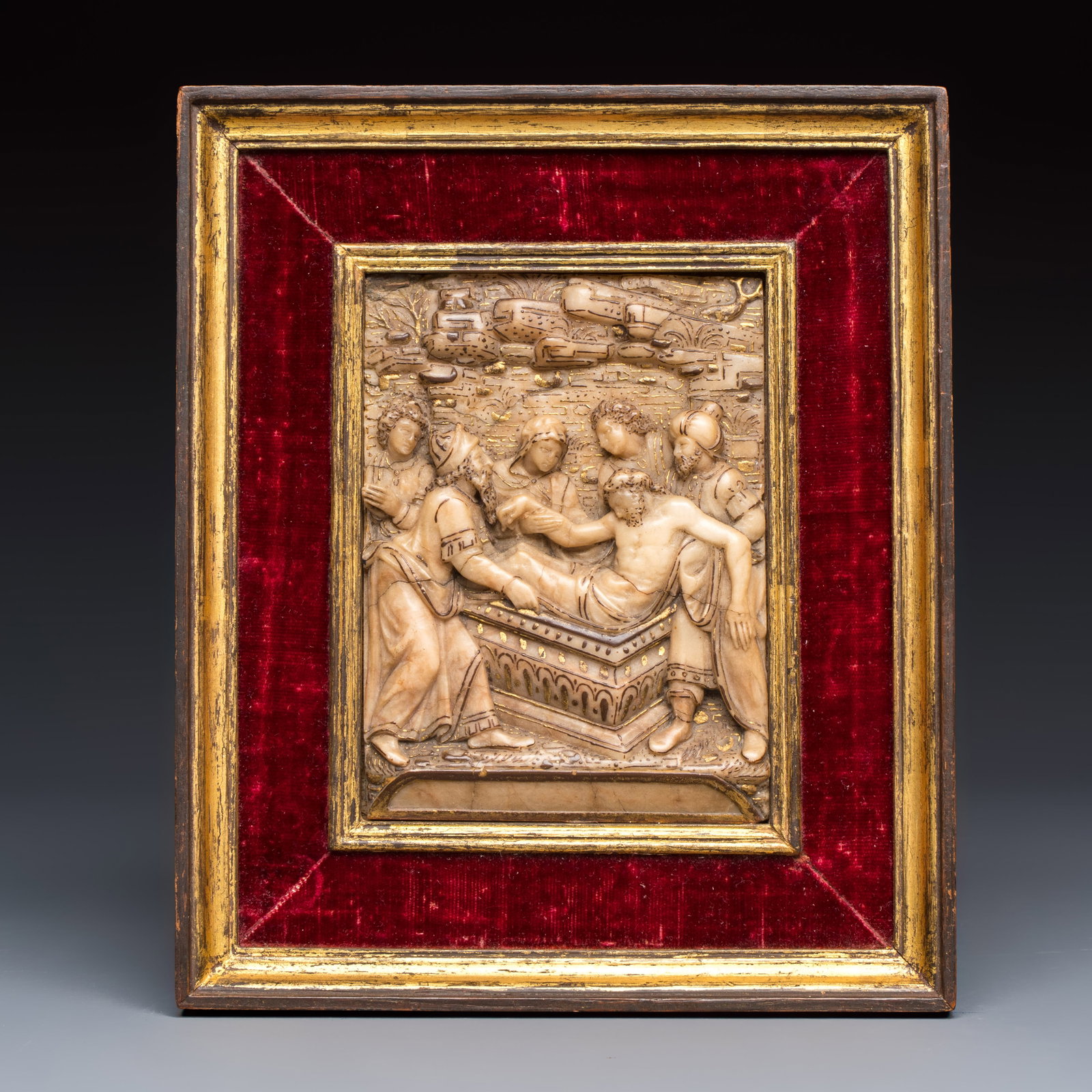A fine gilt-heightened Malines alabaster carving with 'The Entombment of Christ', 16/17th C.: A fine gilt-heightened Malines alabaster carving with 'The Entombment of Christ', 16/17th C. Dim: 21,9 x 18,4 cm | the frame Dim: 13,2 x 10 cm | the carving