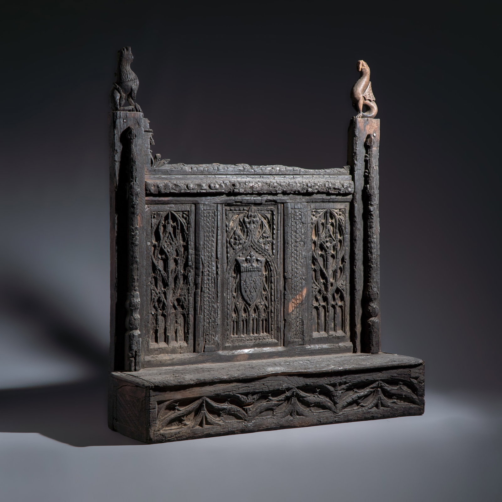 An early carved oak fragment of a throne back with a French coat of arms, 15th C.: An early carved oak fragment of a throne back with a French coat of arms, 15th C. Dim: 77,3 x 21,4 x 89 cm Provenance: A Belgian private collection.