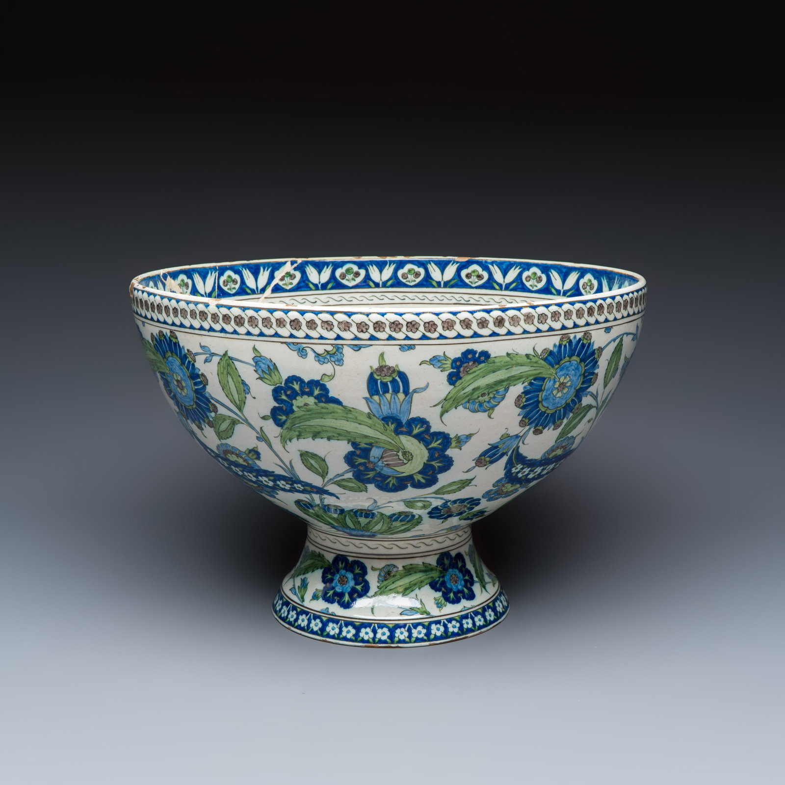 A large Cantagalli Iznik-style footed bowl, Italy, 19th C. (1 of 7)