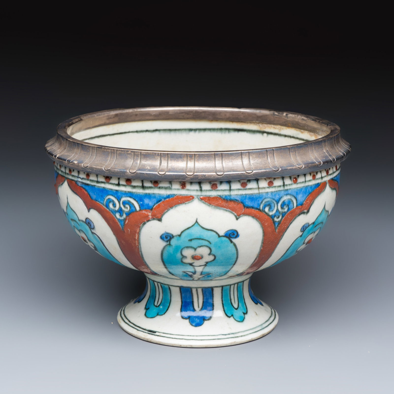 A mounted Samson Iznik-style footed bowl, France, 19th C.: A mounted Samson Iznik-style footed bowl, France, 19th C. Dia.: 17,1 cm - H.: 11,4 cm The rim surrounded with an incised white metal mount. Edme Samson (1810-91) was a celebrated producer of porcelain