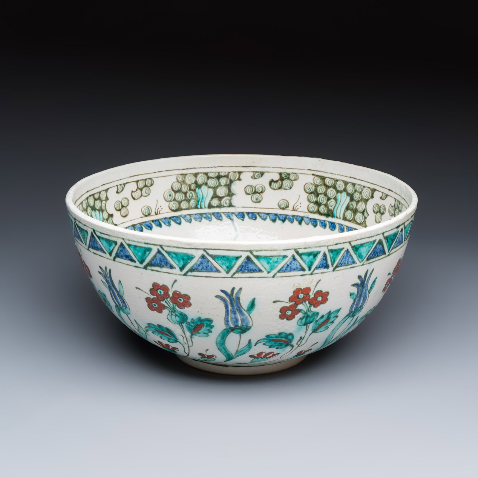 A large Iznik-style bowl, probably Samson, France, 19th C.: A large Iznik-style bowl, probably Samson, France, 19th C. Dia.: 35,5 cm - H.: 17,5 cm