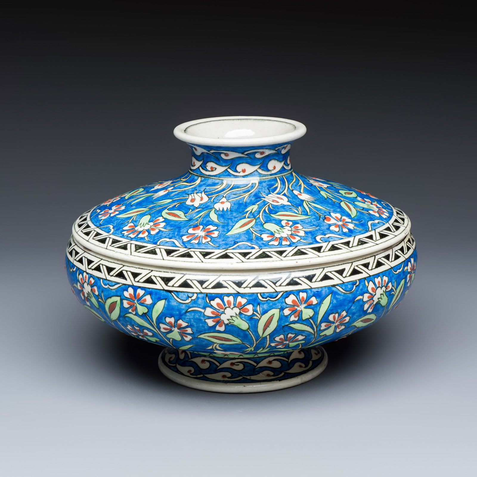 A rare Iznik-style blue-ground bowl and cover, Samson, France, 19th C.: A rare Iznik-style blue-ground bowl and cover, Samson, France, 19th C. Dia.: 27 cm - H.: 19,2 cm | incl. cover Edme Samson (1810-91) was a celebrated producer of porcelain and pottery. The ceramics fi