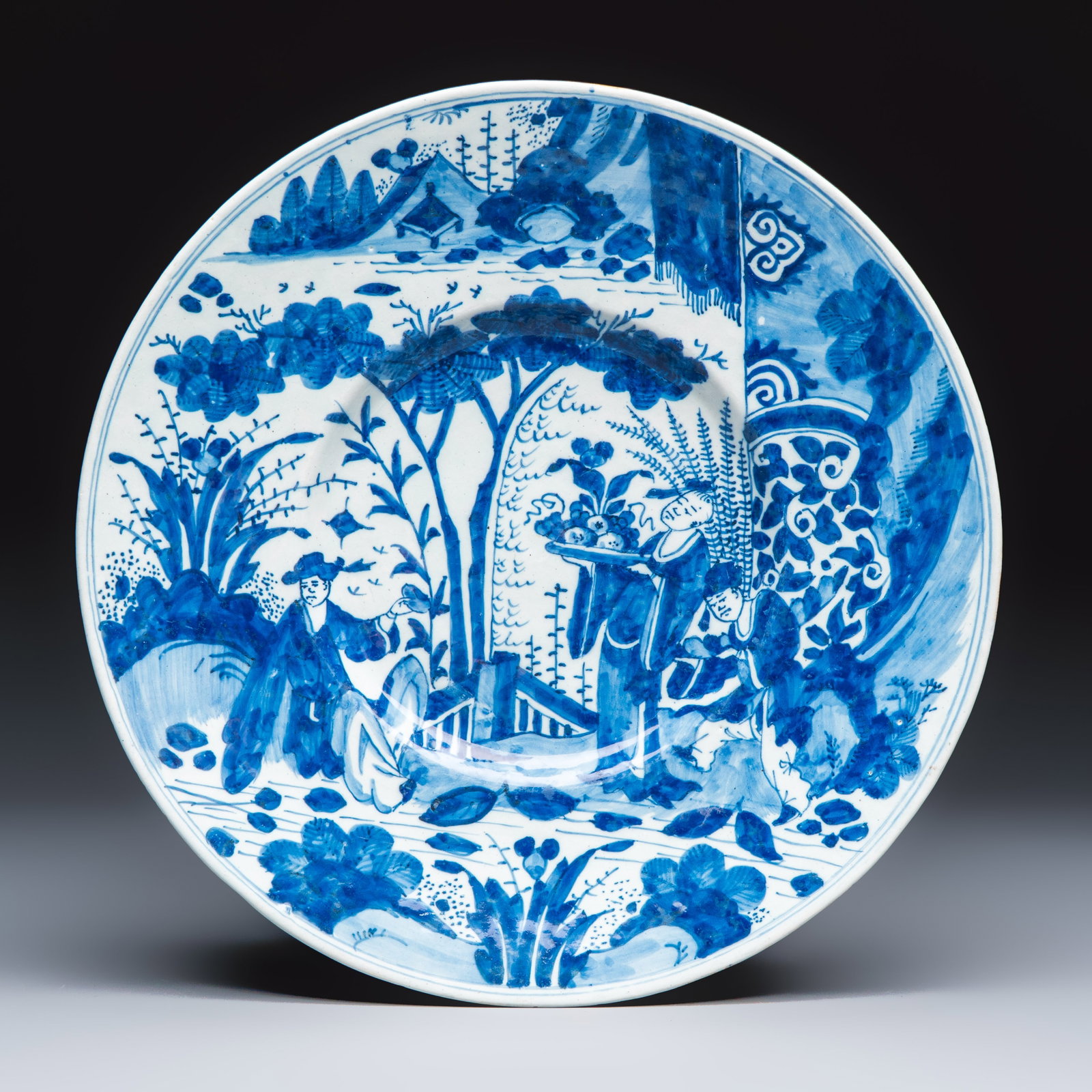 A blue and white Dutch Delft chinoiserie dish with figural design, early 18th C.: A blue and white Dutch Delft chinoiserie dish with figural design, early 18th C. Dia.: 31,1 cm Marked PK for Pieter Gerritsz Kam, "De Drie Posteleyne Astonne" workshop, Delft, 1700 - 1705 or Widow Kam