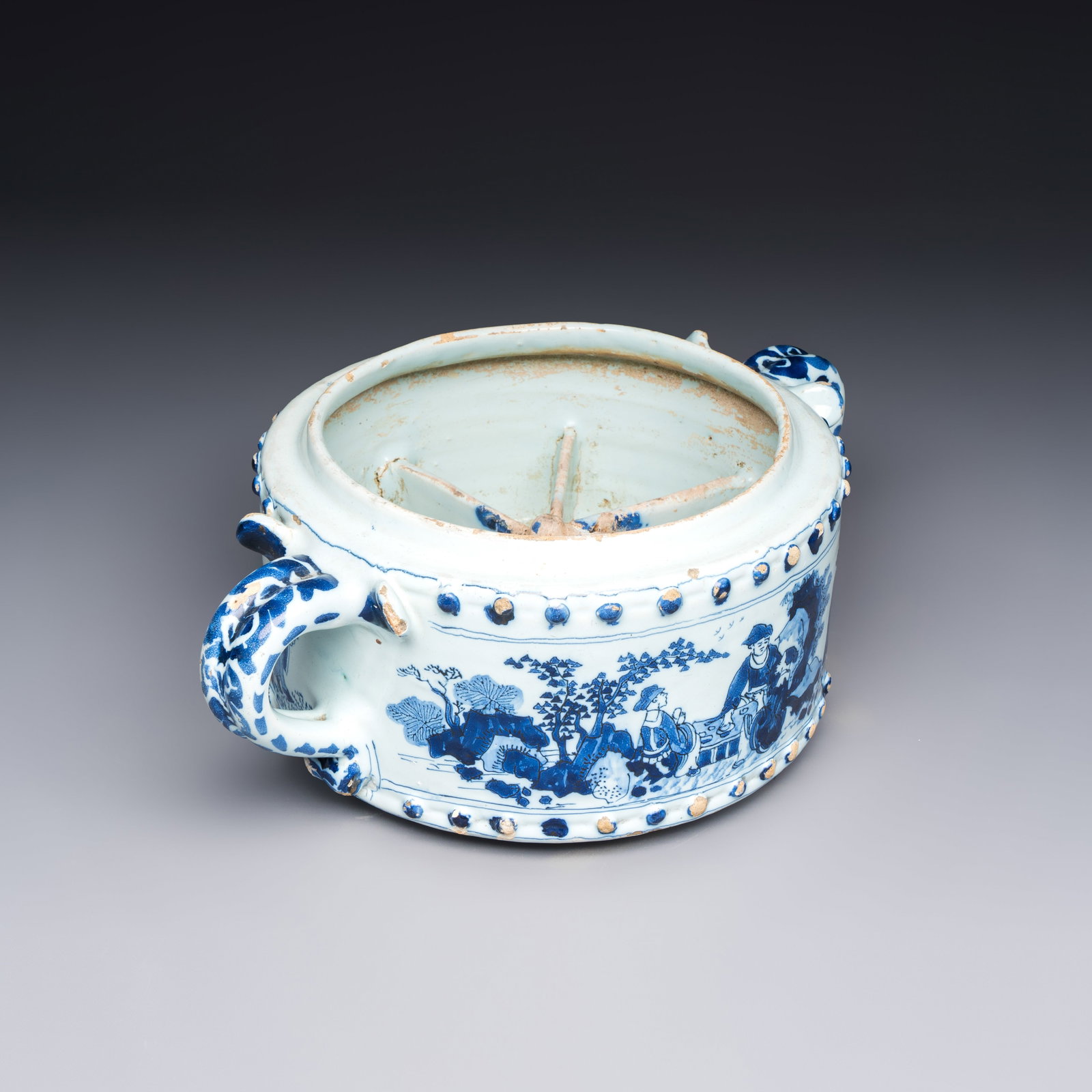 A rare blue and white Dutch Delft chinoiserie double-handled compartmented bowl, 17th C.: A rare blue and white Dutch Delft chinoiserie double-handled compartmented bowl, 17th C. L.: 29,5 cm - H.: 11,7 cm Provenance: A Dutch private collection. Acquired from Abraham van der Meer, Spiegelgr