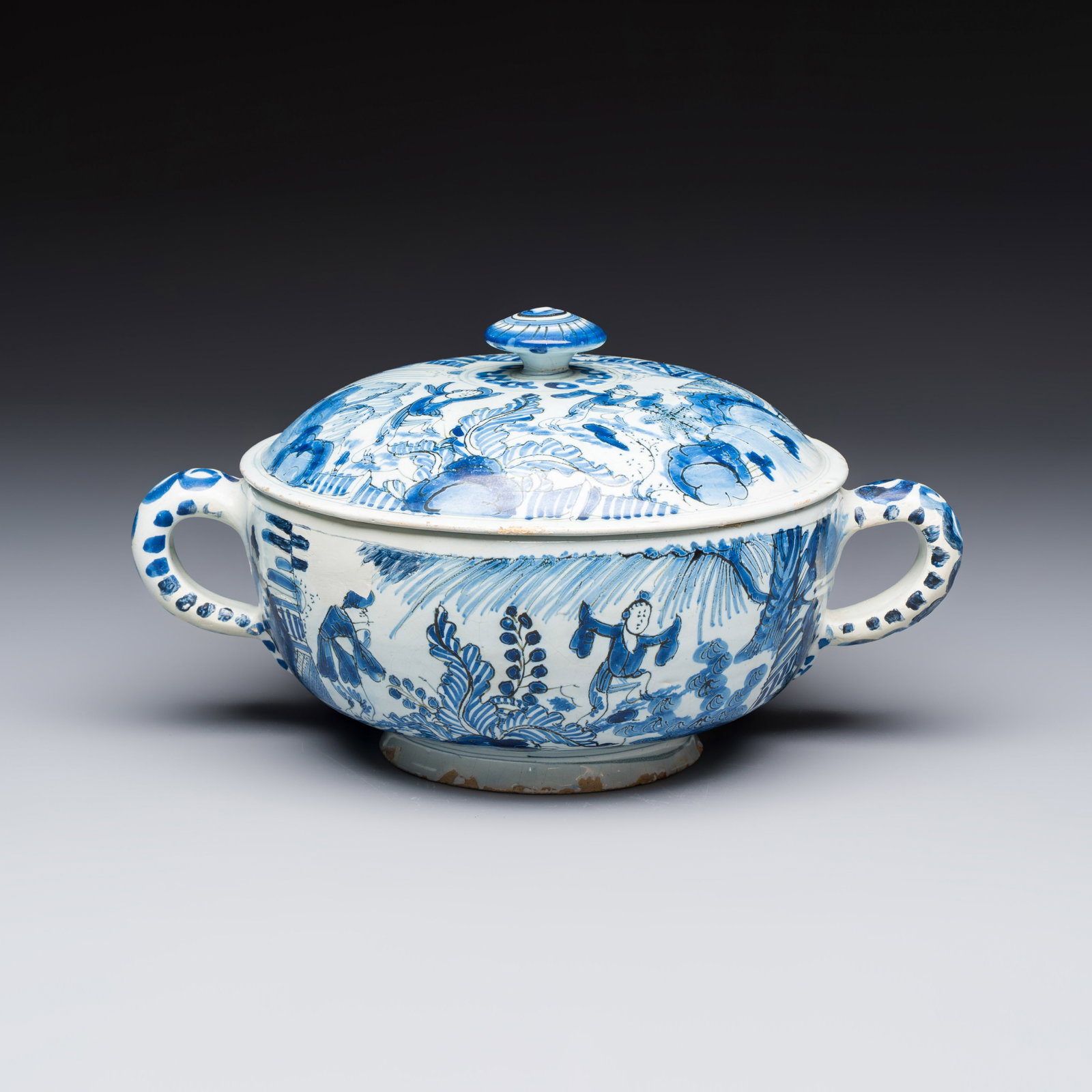 A blue and white Dutch Delft chinoiserie spiced wine bowl and cover, late 17th C.: A blue and white Dutch Delft chinoiserie spiced wine bowl and cover, late 17th C. L.: 27,5 cm - H.: 15,4 cm | incl. cover and handles