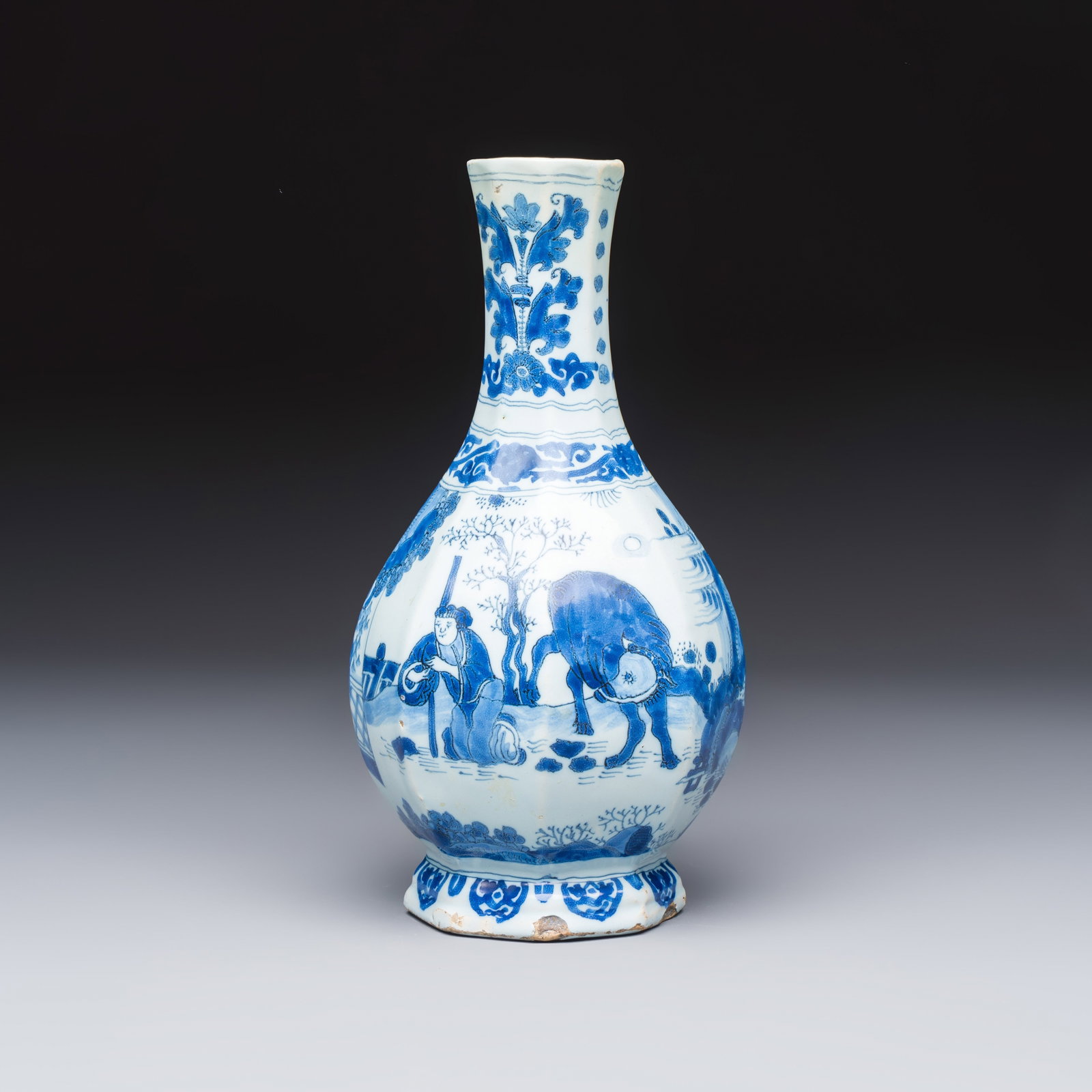A fine blue and white Dutch Delft chinoiserie vase in Transitional style, 17th C.: A fine blue and white Dutch Delft chinoiserie vase in Transitional style, 17th C. H.: 25,5 cm Marked 'T' on the base.