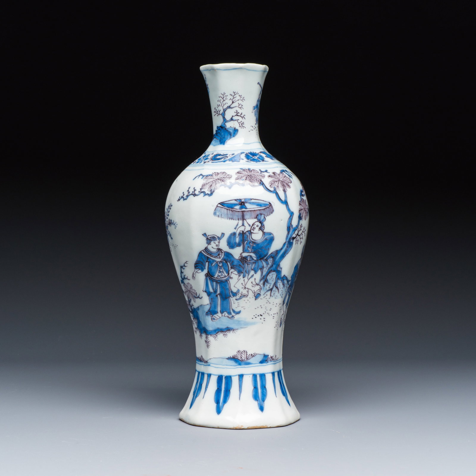 A blue, white and manganese Dutch Delft octagonal chinoiserie vase, 17th C.: A blue, white and manganese Dutch Delft octagonal chinoiserie vase, 17th C. H.: 27,9 cm