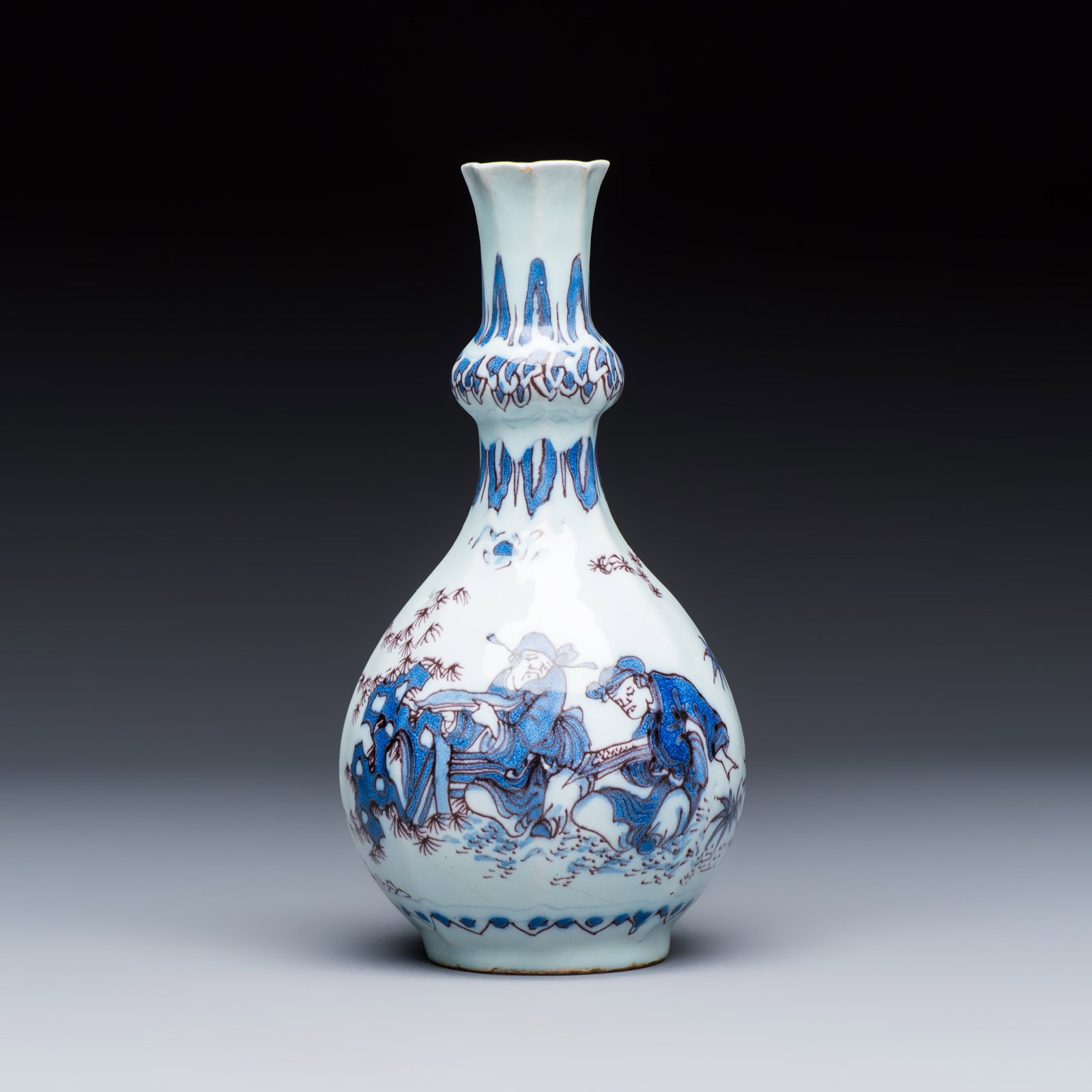 A blue, white and manganese Dutch Delft chinoiserie bottle vase, 17th C.: A blue, white and manganese Dutch Delft chinoiserie bottle vase, 17th C. H.: 18,8 cm