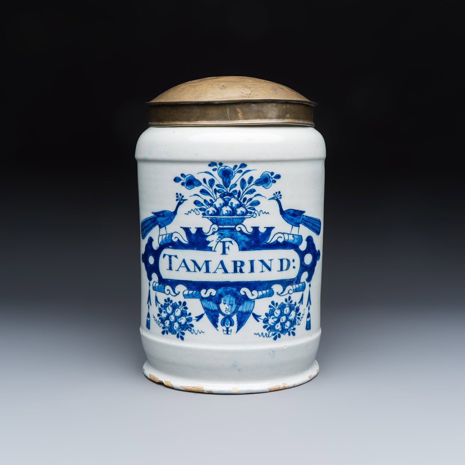 A blue and white Dutch Delft albarello-type apothecary jar inscribed 'F TAMARIN D', 2nd half 18th C.: A blue and white Dutch Delft albarello-type apothecary jar inscribed 'F TAMARIN D', 2nd half 18th C. H.: 31,5 cm | incl. cover Provenance: Van Nie and Winnubst Antiquairs, Amsterdam, with their label 