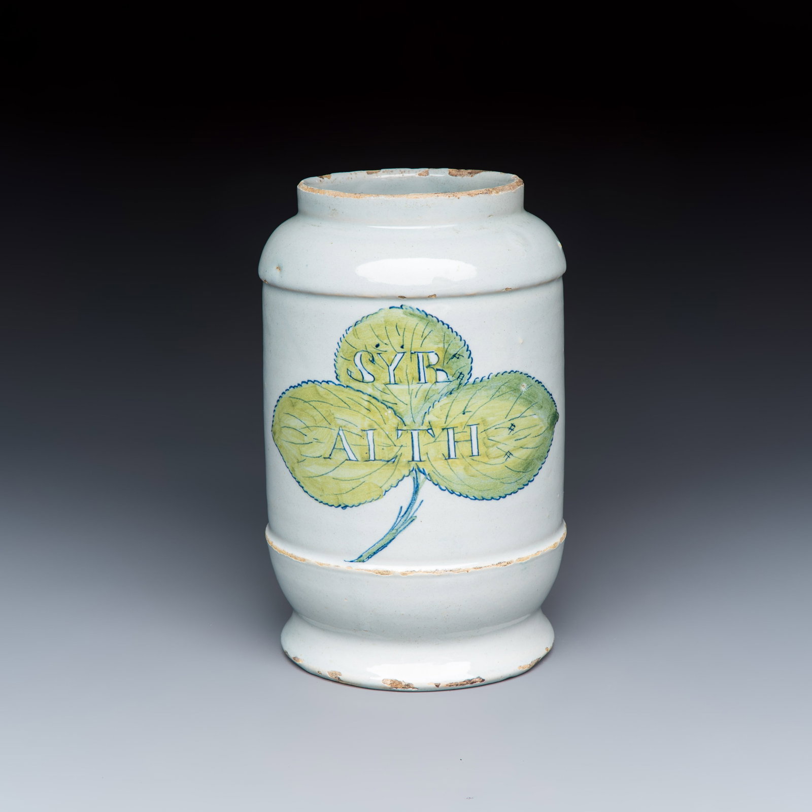 A rare polychrome Dutch Delft albarello-type apothecary jar inscribed 'SYB ALTH', 18th C.: A rare polychrome Dutch Delft albarello-type apothecary jar inscribed 'SYB ALTH', 18th C. H.: 18,3 cm Provenance: A private Dutch collection. Marked BP on the base for the 'De Vergulde Blompot' worksh