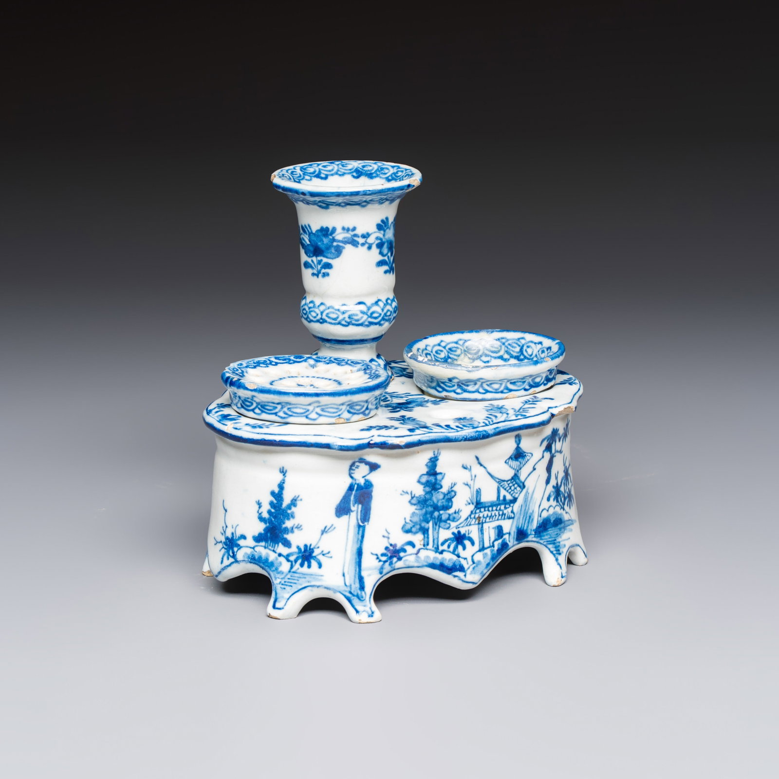A blue and white Dutch Delft writing set with candlestick, 18th C.: A blue and white Dutch Delft writing set with candlestick, 18th C. Dim: 12,6 x 9 x 11,9 cm Marked on the base with a figurative claw for the 'De Klaauw' workshop, Delft.