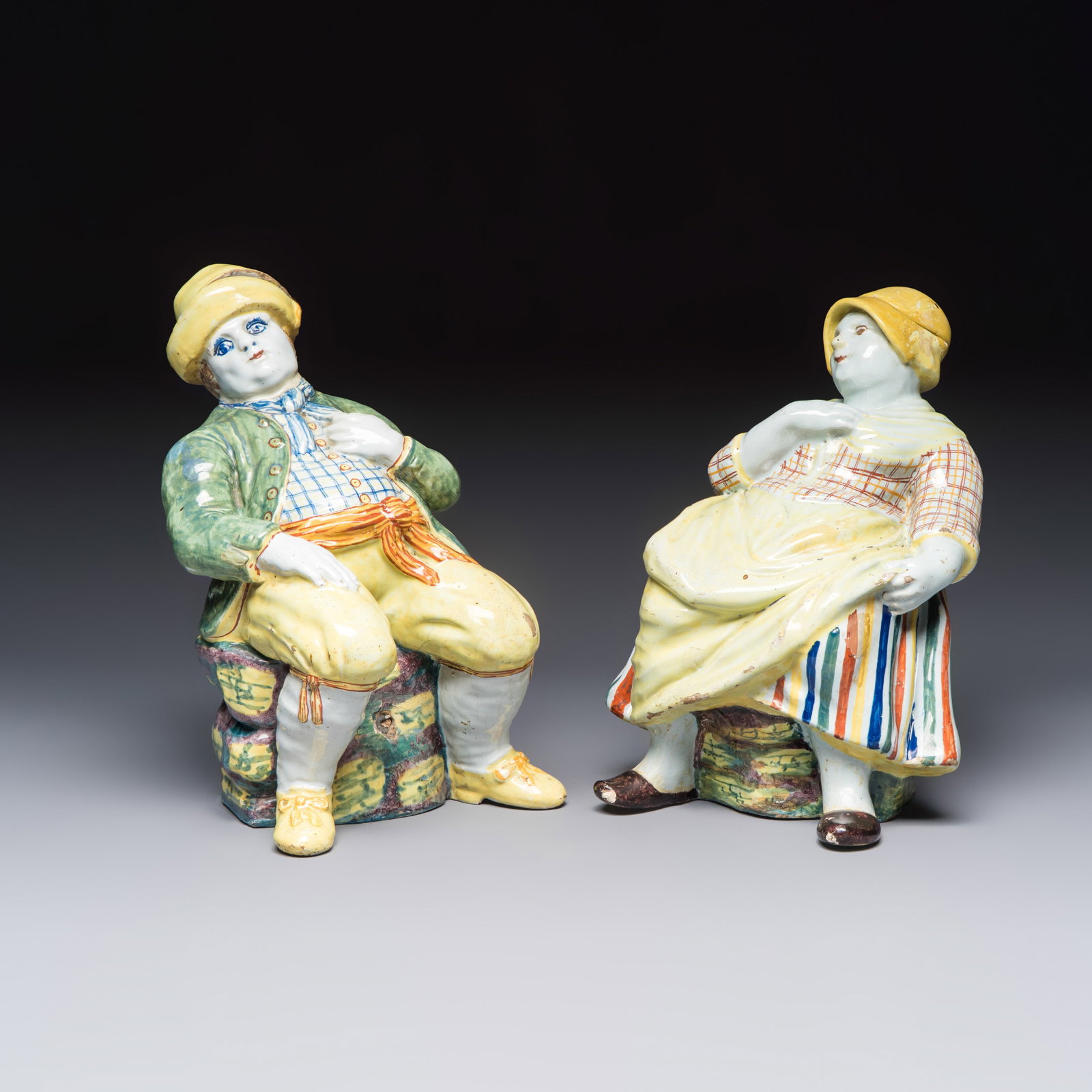 A pair of polychrome Dutch Delft 'Bobbejak' ewers and covers, 18th C.: A pair of polychrome Dutch Delft 'Bobbejak' ewers and covers, 18th C. H.: 30,6 cm | the tallest, incl. cover H.: 29 cm | the smallest, incl. cover Provenance: The Muller-Dietens Collection, with their