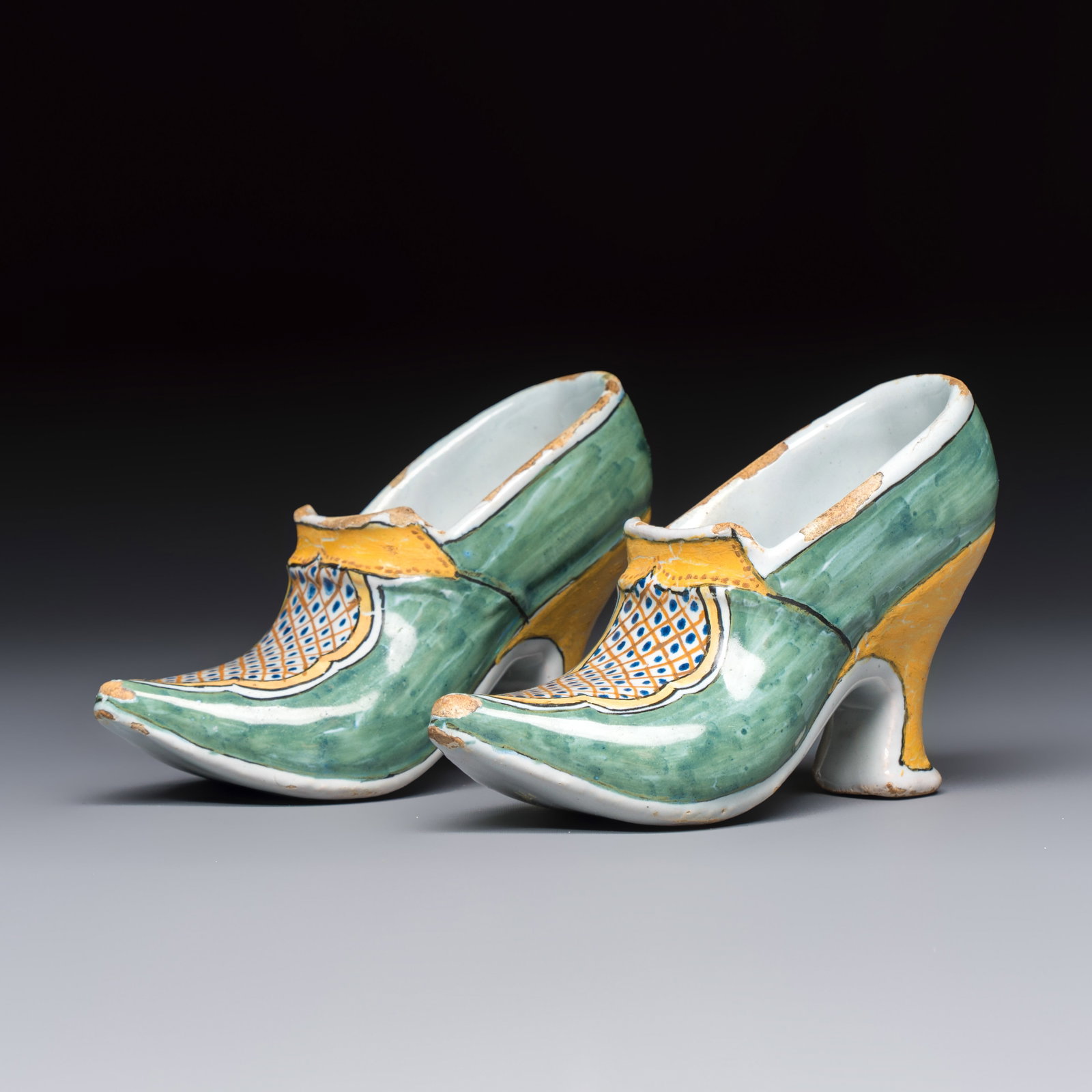 A pair of polychrome Dutch Delft models of shoes, 18th C.: A pair of polychrome Dutch Delft models of shoes, 18th C. Dim: 11,3 x 5,2 x 7,3 cm