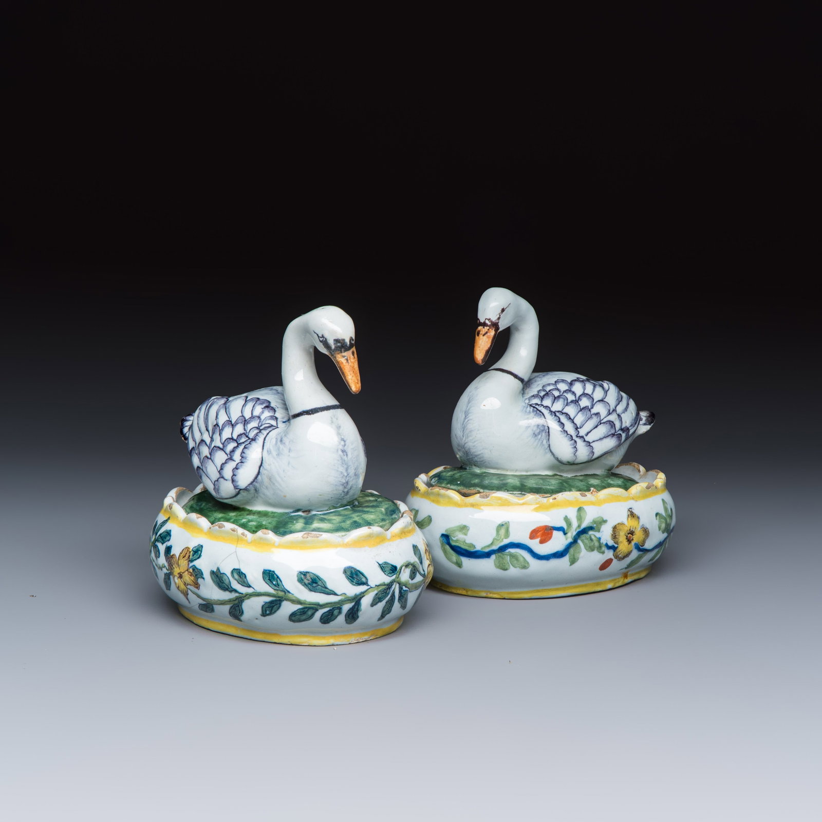 A pair of polychrome Dutch Delft butter tubs and covers in the shape of swans, 18th C.: A pair of polychrome Dutch Delft butter tubs and covers in the shape of swans, 18th C. Dim: 13,2 x 10 x 11,8 cm Marked AP for Anthony Pennis, the 'De Twee Scheepjes' (The Two Little Ships) workshop, D