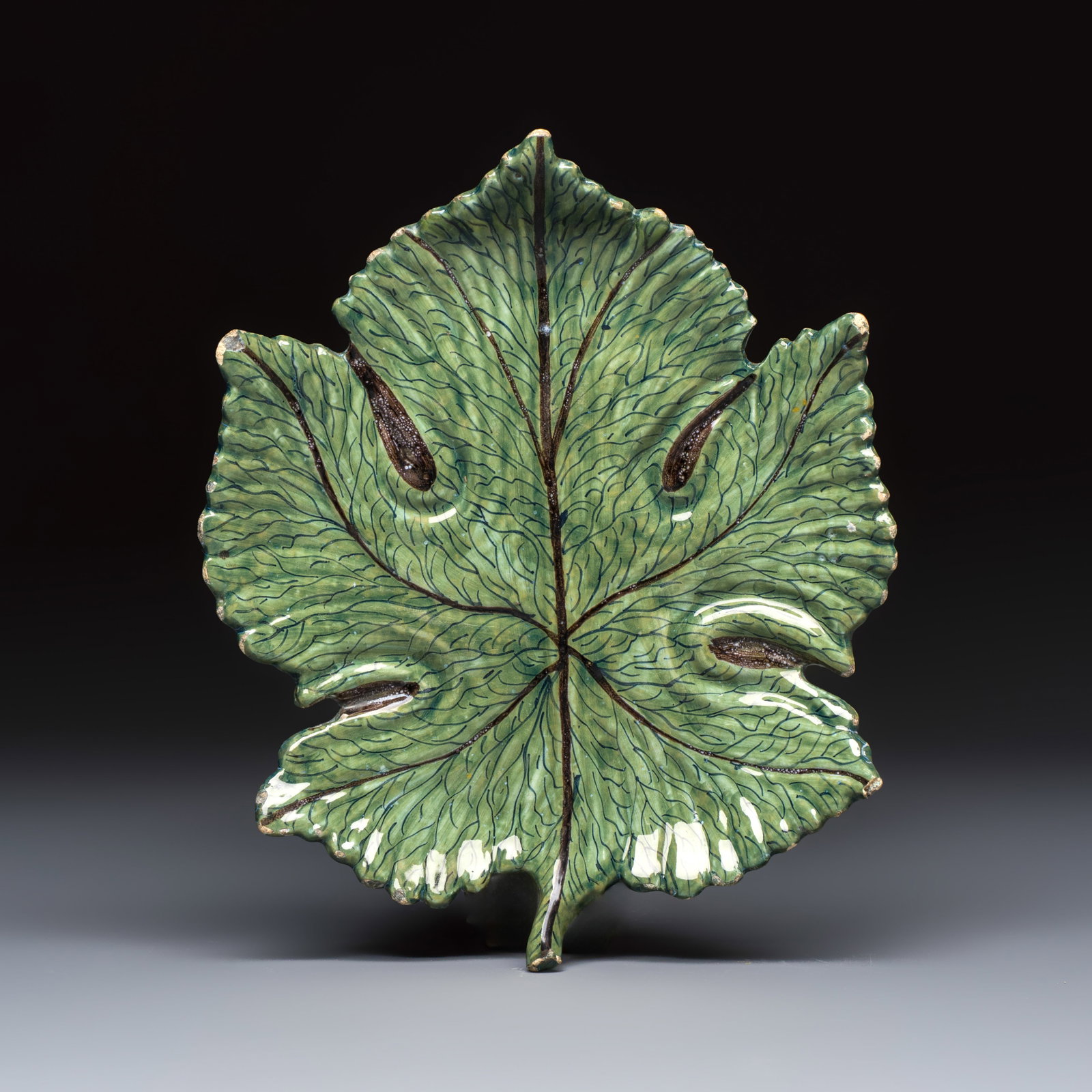 A polychrome Dutch Delft leaf-shaped dish, 18th C. (1 of 2)