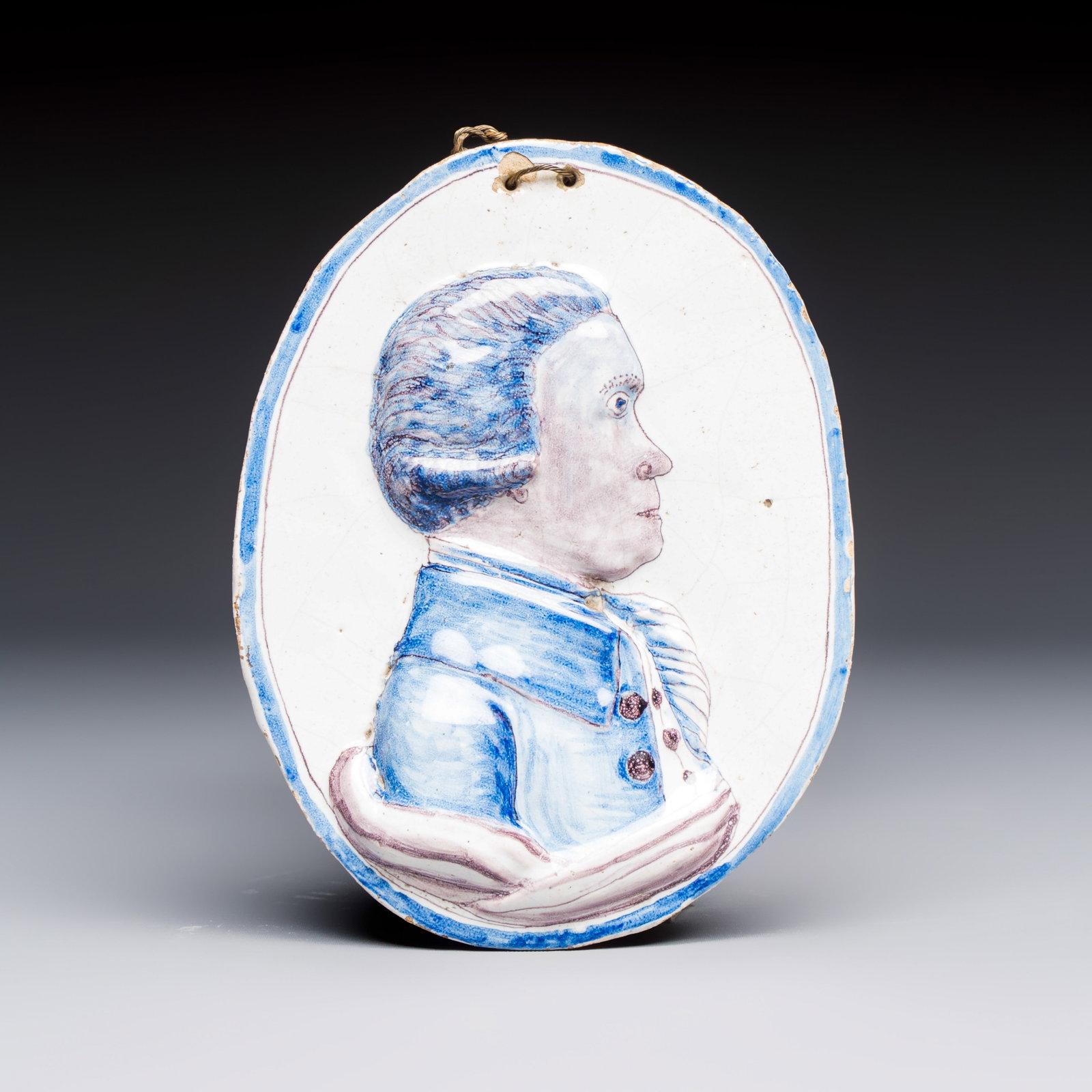 A blue, white and manganese Dutch or English Delftware portrait medallion, 18/19th C.: A blue, white and manganese Dutch or English Delftware portrait medallion, 18/19th C. Dim: 11,2 x 8,8 cm The reverse with the inventory number 10371. Ref.: A closely comparable example is in the Metro