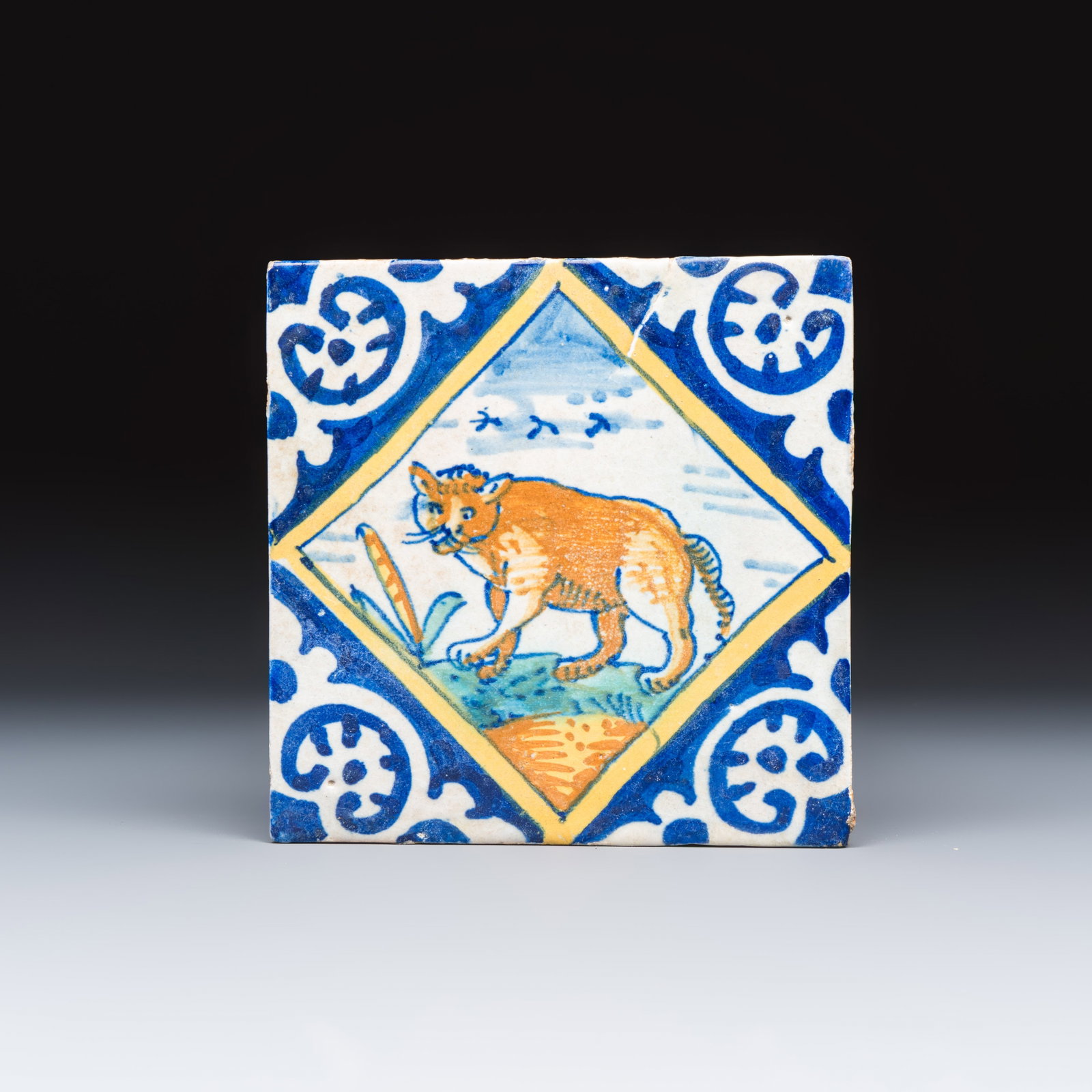 A rare Dutch Delft maiolica 'diamond' tile with a leopard, ca. 1600 (1 of 2)