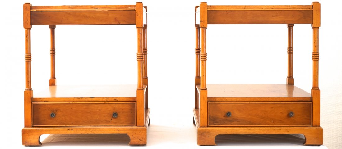 A pair of English sidetables, 19th C.: Dim.: 55,5 x 46 x 46 cm.