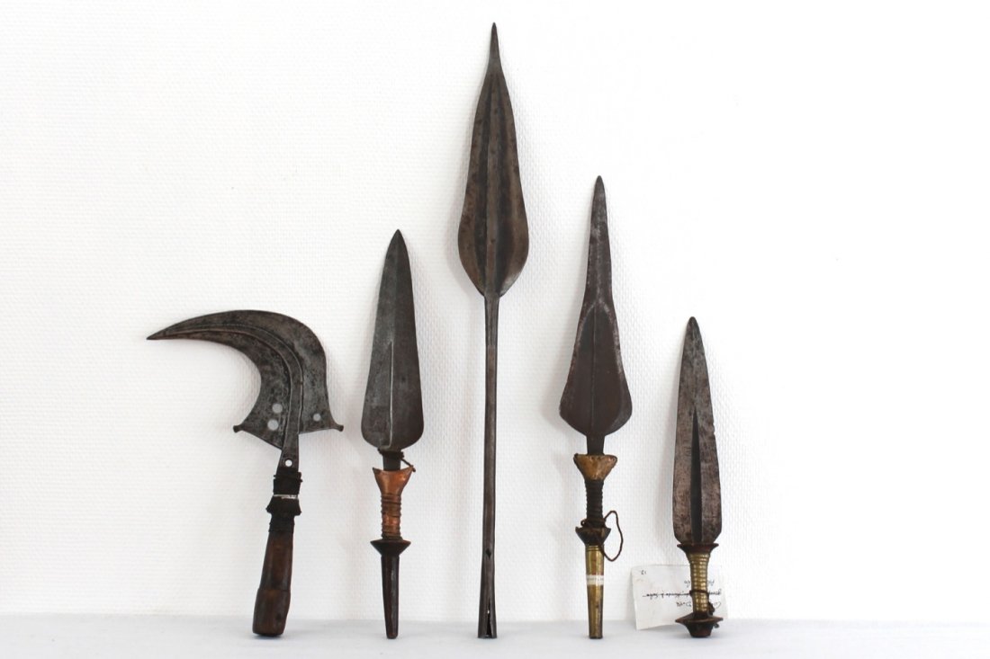 A collection of 16 various African tribal knifes and: Various dimensions. The tallest: 80 cm
