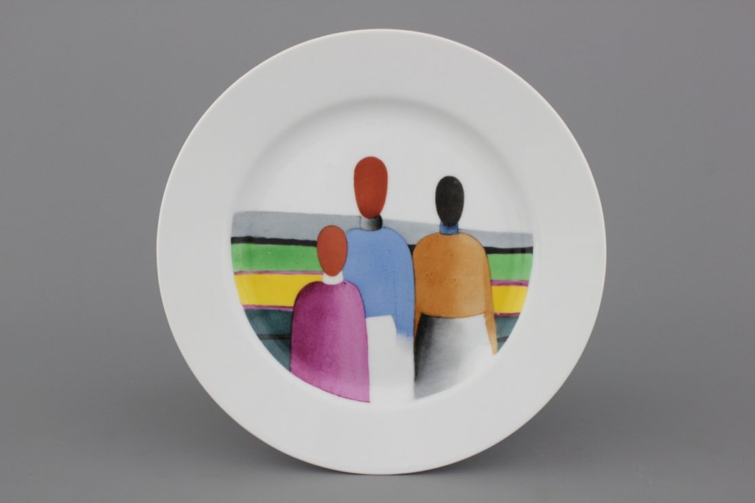 A Russian suprematism plate, Imperial Porcelain: Dia: 24,5 cm. Ca. 1929