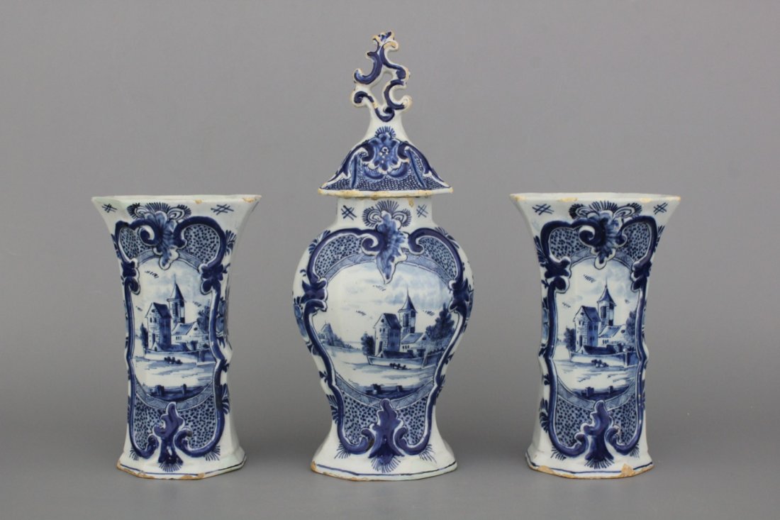 A Dutch Delft blue and white 3-piece garniture, 18th C.: H: 33 cm De Porceleyne Lampetkan