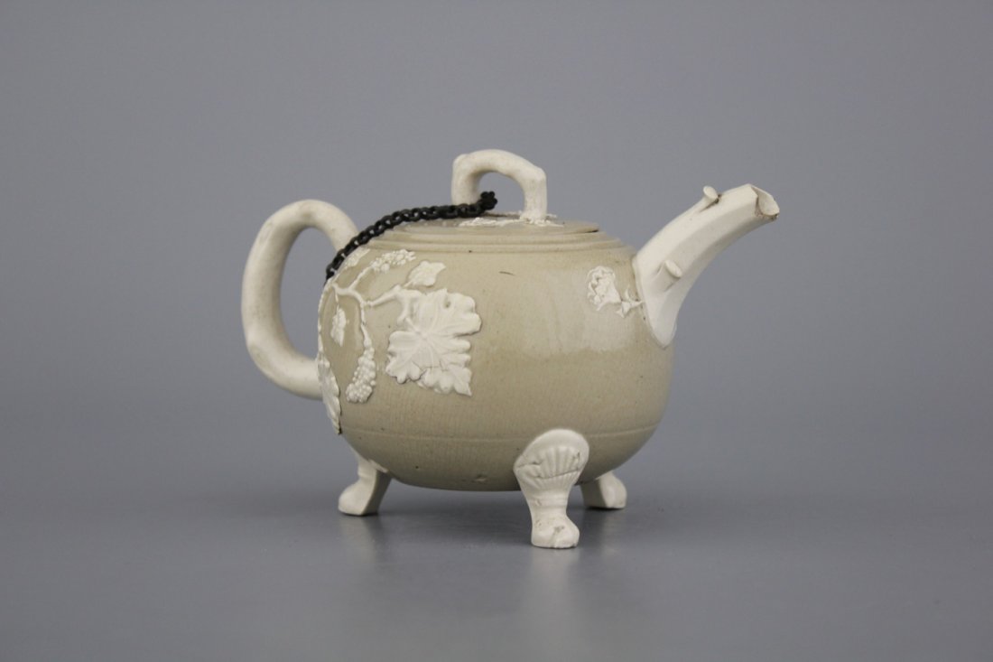 An English stoneware teapot with applied leaves and: H: 9 cm