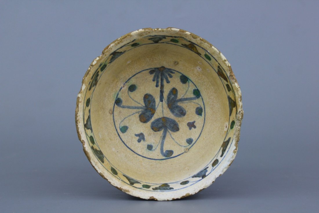 An Antwerp maiolica polychrome bowl, 2nd half 16th C.: Dia: 12,5 cm H: 6 cm