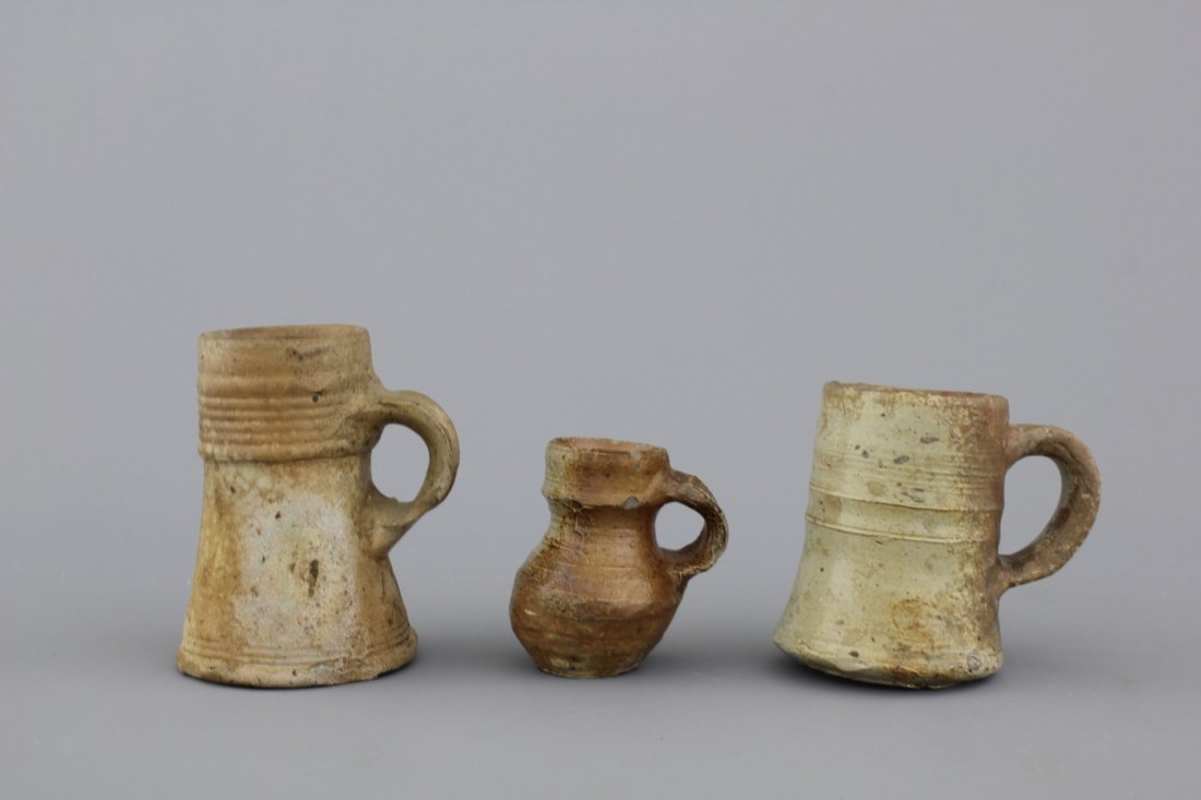 A group of 6 German stoneware mugs and jugs, 16th C.: The tallest one 17 cm. Some restoration.
