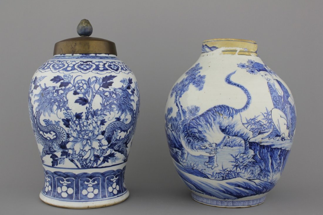 A blue and white Chinese porcelain dragon vase and a: H: 42/37,5 cm