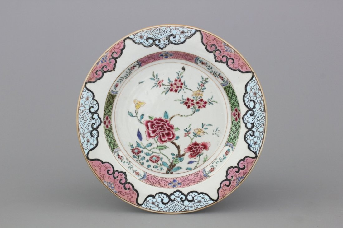 A Chinese porcelain famille rose plate, 18th C.: Dia: 22 cm