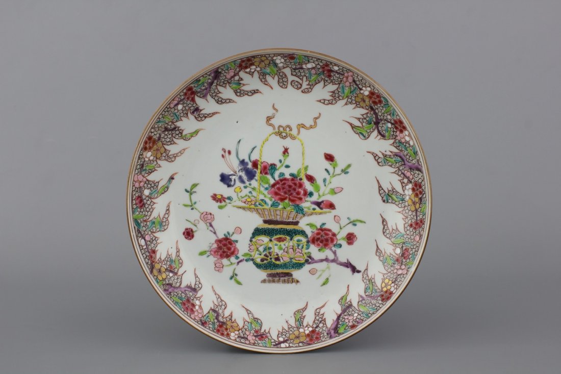 A Chinese porcelain famille rose plate, Yongzheng, 18th: Condition: Very good. Dia: 25 cm