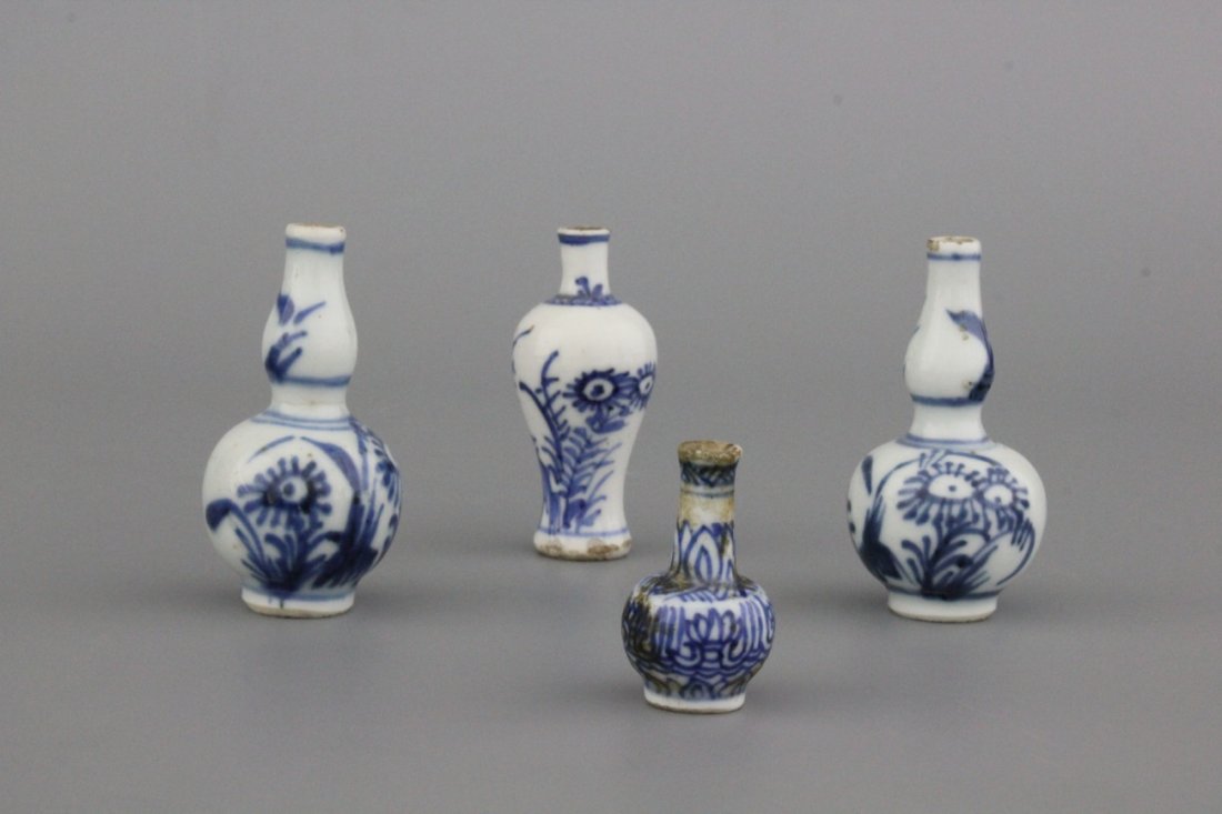A set of 4 Chinese porcelain blue and white miniature: H: 7,5 (largest) to 4 (smallest) cm