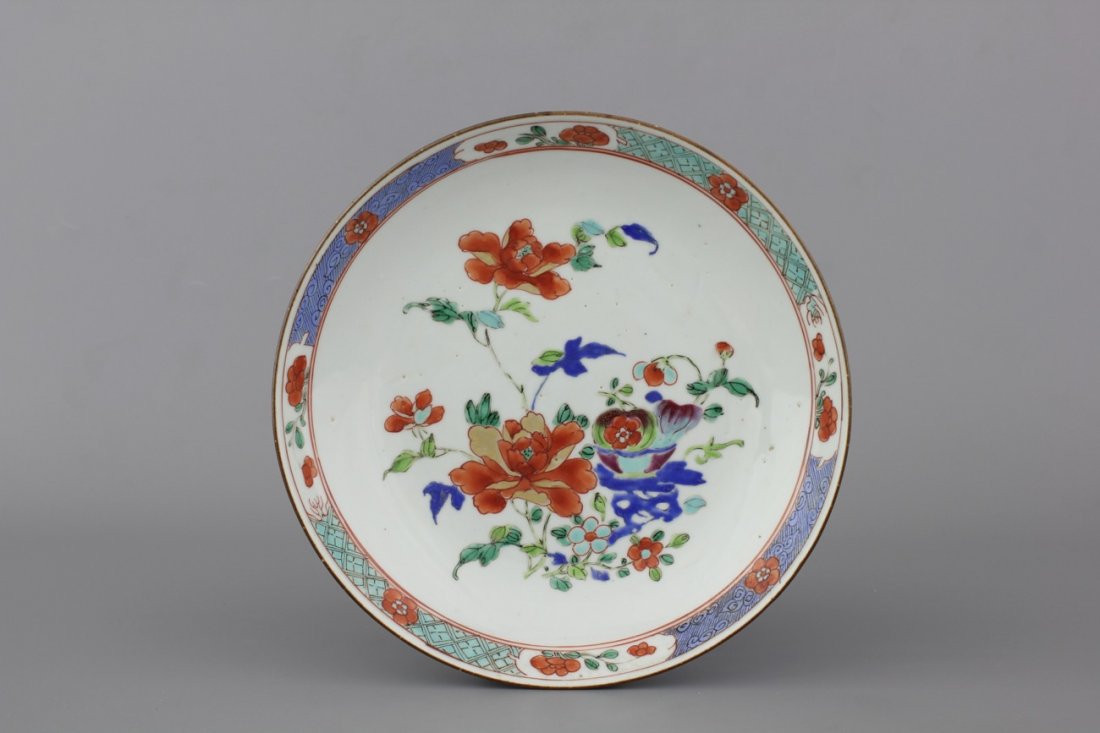 A Chinese porcelain famille rose plate, Qianlong, 18th: Dia: 22 cm. Condition: Perfect.