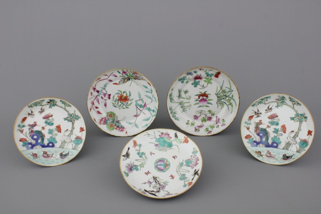 A set of 5 Chinese porcelain famille rose plates with: Dia: 19 and 16,5 cm