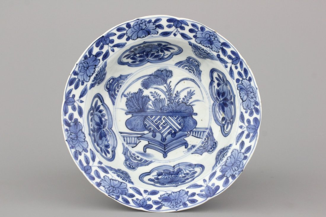A Chinese porcelain blue and white Ming dynasty Wan-Li: Dia: 22 cm - H: 6 cm