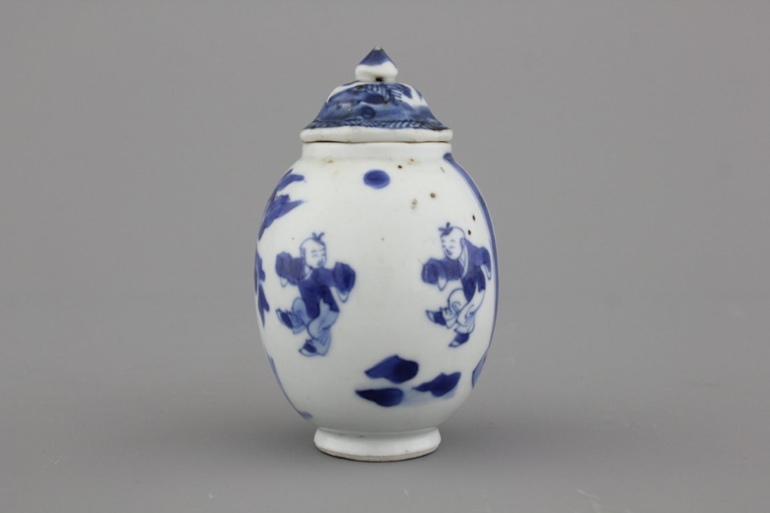 A small Chinese porcelain blue and white vase with: H: 10 cm. The lid associated.