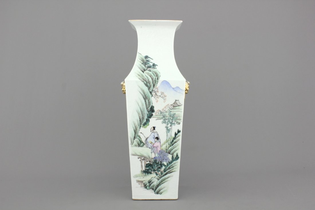 A refined Chinese porcelain square vase, 19/20th C. (1 of 2)