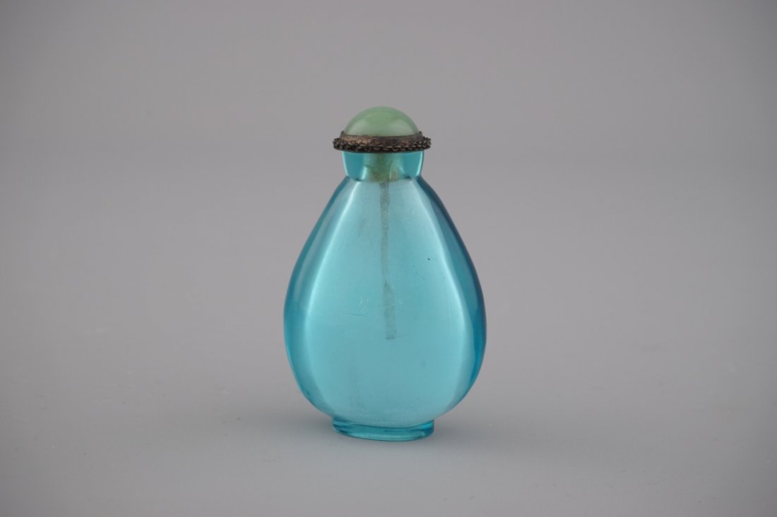 A Chinese glass snuff bottle: Probably Qing dynasty. H: 7,5 cm