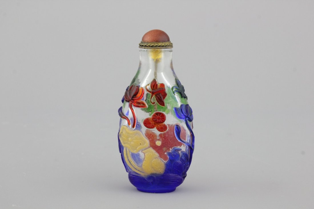 A Chinese overlay glass snuff bottle with ducks in a: H: 8 cm
