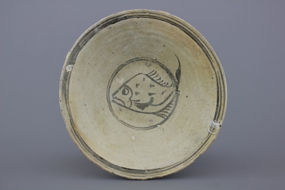 A Sukhotai fish bowl, Thailand, ca. 1400: Probably part of the Turiang shipwreck, ca. 1370. Labelled on the back for "Nanhai Marine Archeology" See V&A Museum, London, inv. Nr. IS.105-2002 for a similar bowl. Dia: 23,8 cm