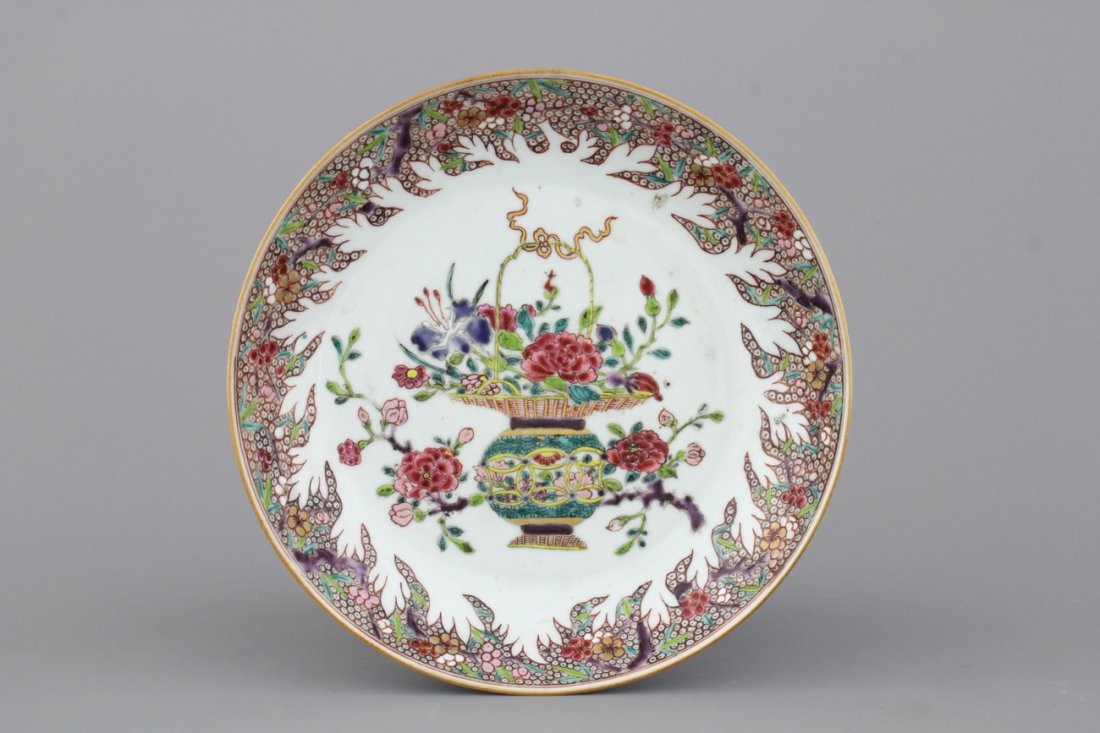 A Chinese porcelain famille rose plate with a flower: Dia: 22,5 cm