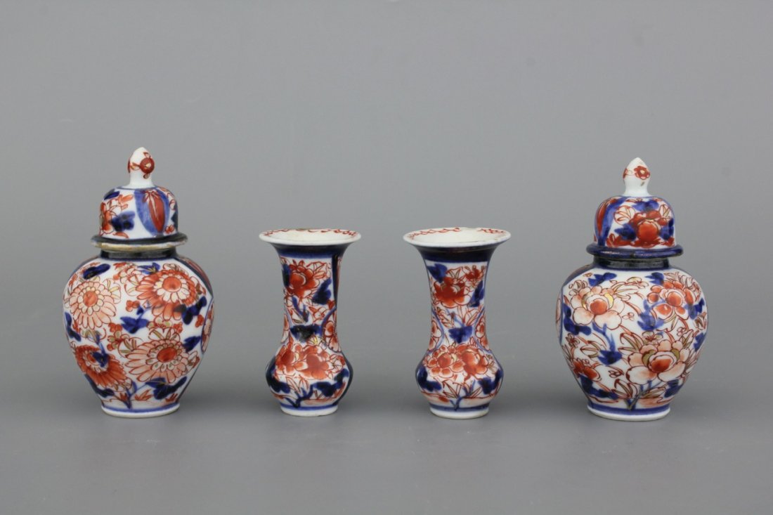 A Japanese porcelain Imari miniature garniture, 18/19th: Condition: One of the trumpet vases with a small chip. H: 10,5/7,5 cm